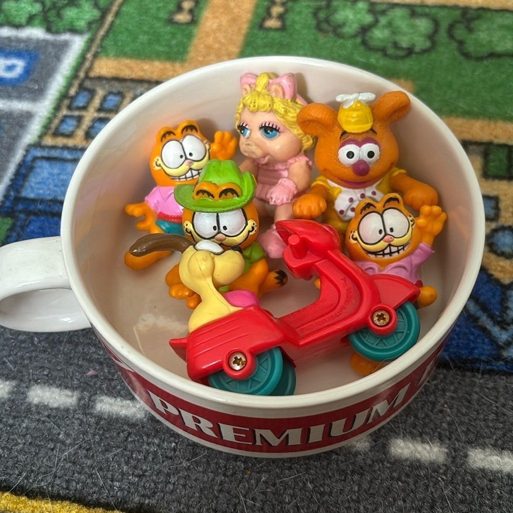 ☘️ BOGO FREE ☘️ 6 vintage toys characters and scooter